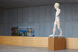 Markus Lüpertz, Achilles, 2014, 333 x 75,5 x 138 cm; Hintergrund: Markus Lüpertz, Orpheus und Euridike, 2013, 230 x 640. Beide: Privatbesitz, © VG Bild-Kunst Bonn, 2017