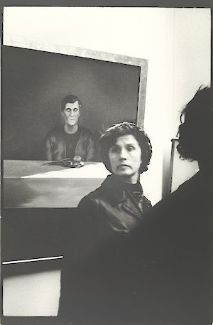 Evelyn Richter, in front of Wolfgang Mattheur&#039;s painting &#039;Die Ausgezeichnete&#039;, 1975, © Evelyn Richter Archiv der Ostdeutschen Sparkassenstiftung im MdbK