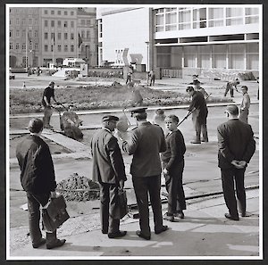 Thomas Steinert, Letzte Arbeiten beim Wiederaufbau des Sachsenplatzes aus Anlass des 20. Jahrestages der DDR, 1969, © Künstler/MdbK