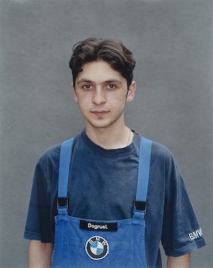 Rineke Dijkstra, Senol Dogruel, Auszubildender Industriemechaniker, 2000, MdbK, Schenkung von BMW Financial Services, © Künstler