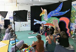 Kurator Marcus Andrew Hurrtig zu Gast im TV-Studio zum Thema Pegasus bei den Kids in Grünau, Foto: greater form