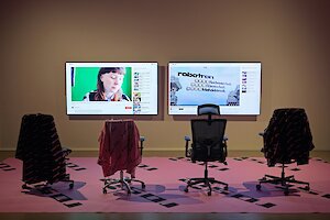 Nadja Buttendorf, Robotron a tech opera, Staffel 01-04, und rosie, 2025 – Ausstellungsansicht MdbK, Foto: Alexander Schmidt/PUNCTUM, © Künstlerin