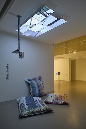 Timo Herbst, Shanghai Cables (Pt. 2), 2021 Ausstellungsansicht MdbK, Privatbesitz, Foto: Alexander Schmidt/PUNCTUM, © VG Bild-Kunst, Bonn 2025