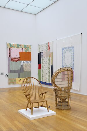 Magda Korsinksy, Stricken, 2017 und James Gregory Atkinson, Self-conscious Manhood, 2025 Installationsansicht MdbK, Foto: Alexander Schmidt/PUNCTUM, © Künstlerin