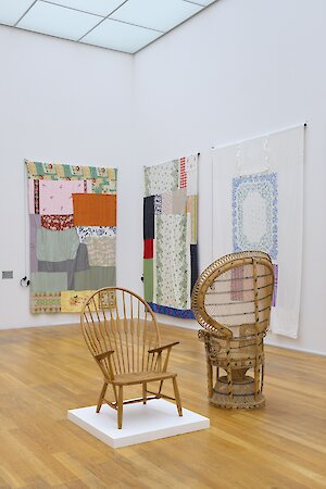 Ausstellungsansicht mit: James Gregory Atkinson, Self-conscious Manhood, 2025 (Detail)  und Magda Korsinksy, Stricken, 2017 (Detail ), Foto: Alexander Schmidt/PUNCTUM, © Künstler*in