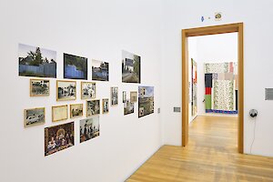 ASusstellungsansicht MdbK mit Irina Unruh, Where the Poplars Grow, 2024, und Magda Korsinksy, Stricken, 2017; Foto: Alexander Schmidt/PUNCTUM, © Künstlerinnen