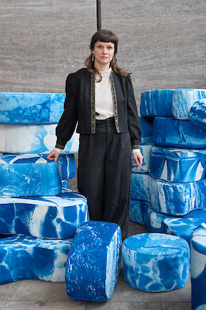 Klara Meinhardt, Soft Utopian City mit Künstlerin Klara Meinhardt, 2024/25, Installationsansicht,