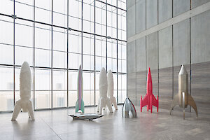 Sylvie Fleury, First Spaceship on Venus, Installationsansicht, 2026, MdbK, © Künstlerin, Courtesy of the artist, Mehdi Chouakri, Berlin, Sprüth Magers und Karma International, Zürich, Foto: PUNCTUM / Alexander Schmidt