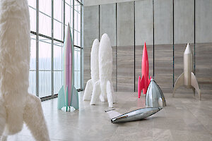 Sylvie Fleury, First Spaceship on Venus, Installationsansicht, 2026, MdbK, © Künstlerin, Courtesy of the artist, Mehdi Chouakri, Berlin, Sprüth Magers und Karma International, Zürich, Foto: PUNCTUM / Alexander Schmidt