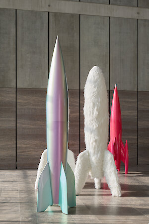 Sylvie Fleury, First Spaceship on Venus, Installationsansicht, 2026, MdbK, © Künstlerin, Courtesy of the artist, Mehdi Chouakri, Berlin, Sprüth Magers und Karma International, Zürich, Foto: PUNCTUM / Alexander Schmidt
